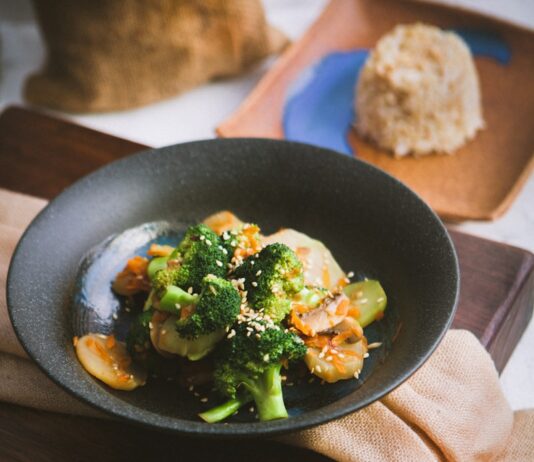 채식으로 구성해보는 건강한 식단 vegetable salad served on black ceramic plate