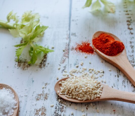 “덜 먹는데 왜 얼굴이 붓지?”… 나트륨이 만든 ‘숨은 부기’의 정체 brown wooden spoon with brown powder